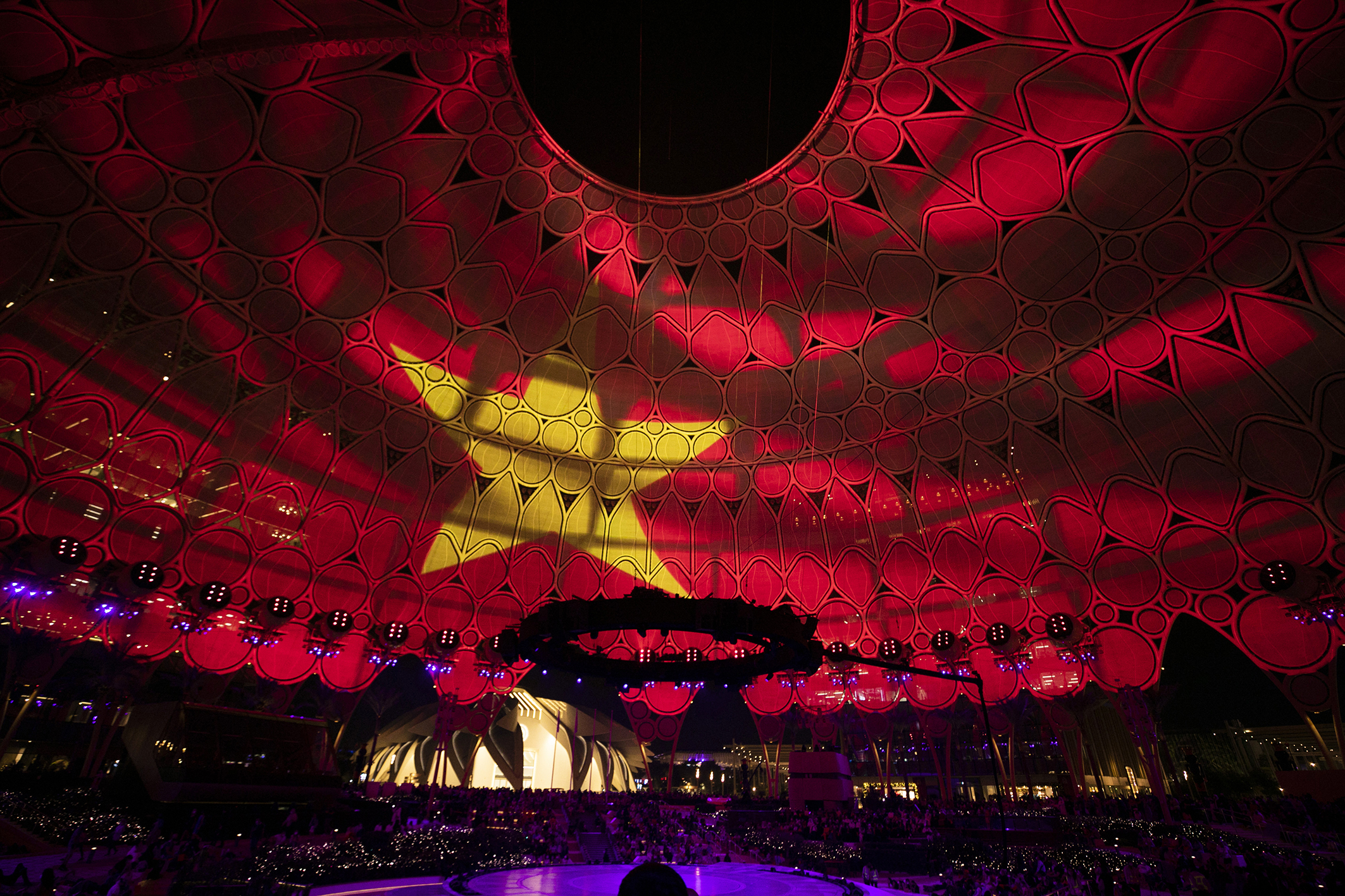 Hình ảnh lá cờ Tổ quốc Việt Nam tung bay trên mái vòm 360 độ lớn nhất thế giới